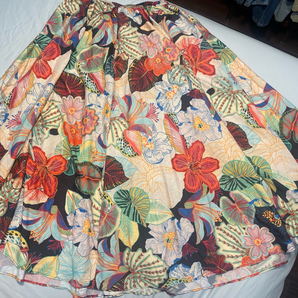 Christian Siriano
Beautiful tropical floral pattern maxi skirt  NBW